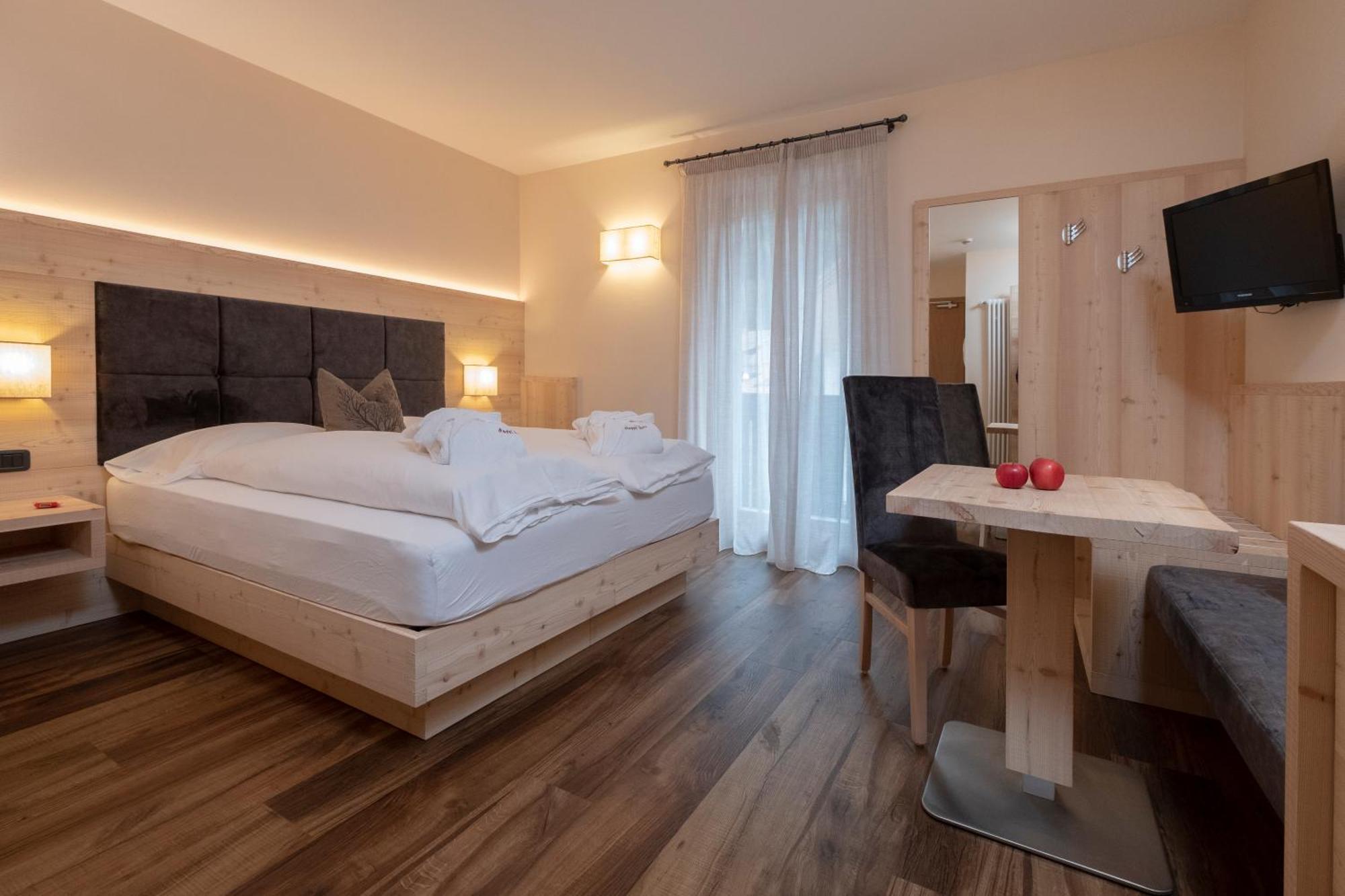 Hotel Nele ซิอาโน ดิ ฟิเอมเม ภายนอก รูปภาพ